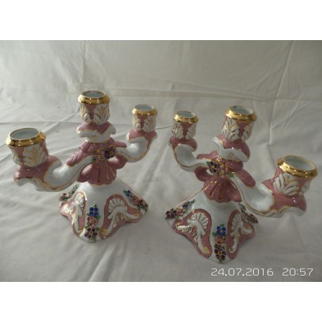 Conjunto candelabro cerámica antiguo de tres brazos color rosa y blanco con detalles